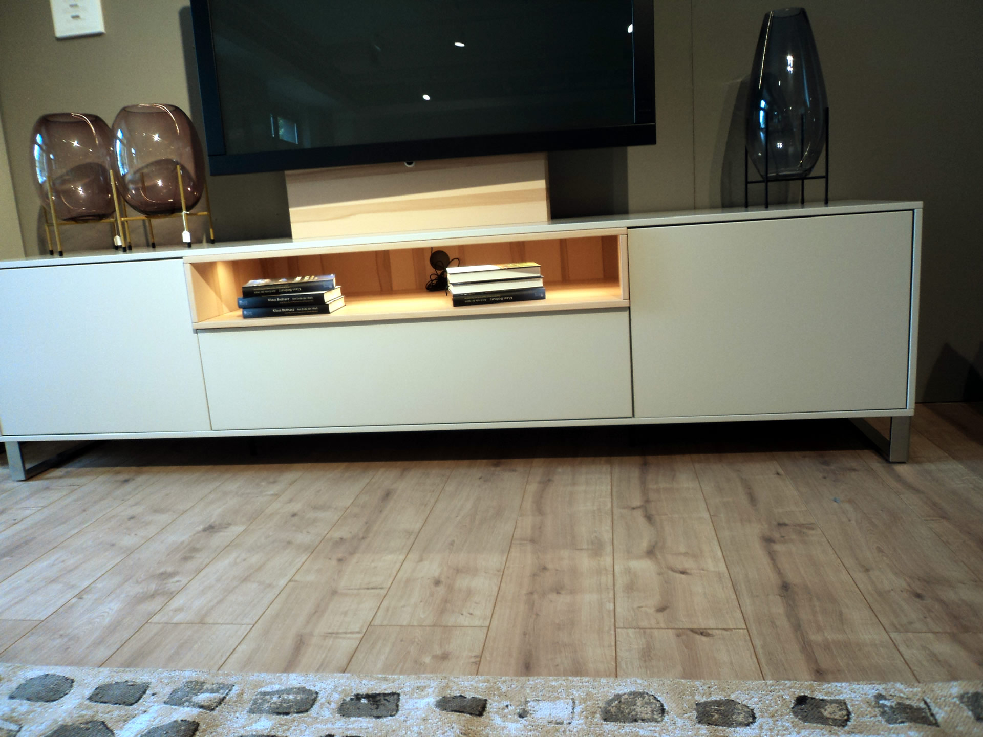Wohnkombi RIVA in Lack Seidengrau/Kristallbuche